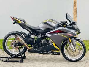 Jual bekas Honda cbr250rr plat W 2017 cbr250 rr grey cbr250 rr cbr 250 rr 2017,lokasi di Prambon