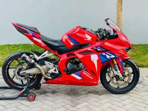 Jual bekas Honda cbr250rr red racing abs cbr 250rr abs merah cbr250 rr abs plat N,lokasi di Dinoyo