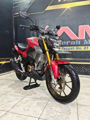 Jual bekas Honda New CB150R SSESE Streetfire TH 2023 odo 4rb like new,lokasi di Gununganyar