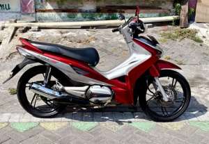 Jual bekas Honda Revo AT Honda Revo Matic merah mulus tahun 2010,lokasi di Tegalsari