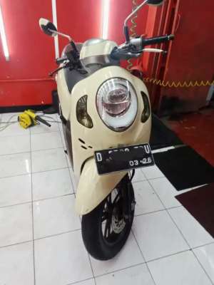 Jual bekas Honda Scoopy Tagun 2021 warna cream,lokasi di Katapang