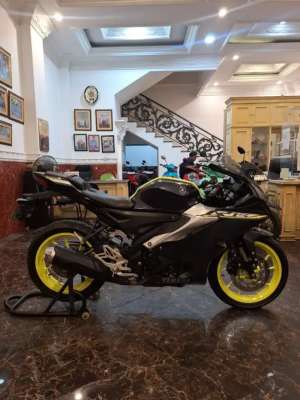 Jual bekas HUB KOM DP 1 JT R15 V4 2023 LIKE NEW KM LOW BERGARANSI FREE OLI,lokasi di Duren Sawit