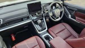 Jual bekas Innova Zenix V Hybrid Modelista Nik 22 LOW KM Antik,lokasi di 