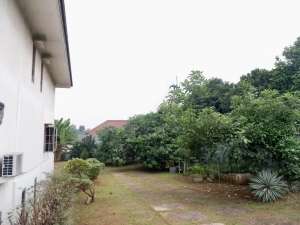 JUAL CEPAT RUMAH 3 LANTAI, TAMAN LUAS, DI PERUMAHAN, FULL FURNISHED. lokasi di Cimanggis, tersedia melalui melalui situs Olx