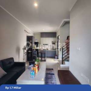 Jual Cepat Rumah Hoek Badan 2 Lantai Semi Furnished Hadap Taman Dan Jalan Luas Di Magenta Residence The Orchard Summarecon Bekasi , tersedia melalui melalui situs Rumah123