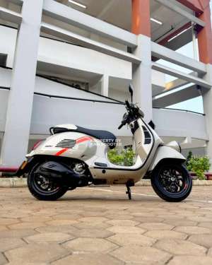 Jual bekas JUAL MURAH VESPA GTV SEI GIRONI 300cc HPE KEYLESS 2023 MULUS,lokasi di Lemahwungkuk