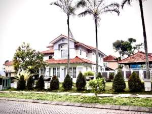 Jual Villa keluarga di Puncak, 5 KT, Private Pool lokasi di Cipanas, tersedia melalui melalui situs Olx