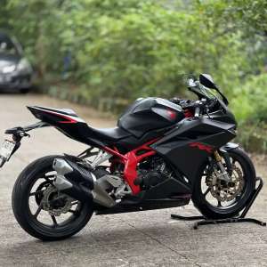 Jual bekas KEREN BANGET HONDA CBR 250RR NON ABS HITAM 2018 KM 15K PAJAK HIDUP,lokasi di Pagedangan