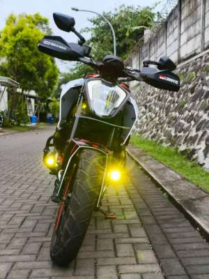 Jual bekas KTM Duke 250 - motor ngebut settingan touring,lokasi di Bumi Serpong Damai
