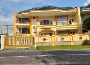 Raya Villa Taman Gapura double way Terawat lokasi di ",
          price: `8000000000`,
          currency: `IDR`
    };


    let pageData = {
        viewPhoneModalField: , tersedia melalui melalui situs Lamudi