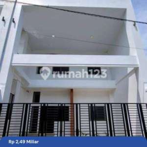 Rumah 3 Lantai Mewah Dengan Kolam Renang Di Mertoyudan Magelang , tersedia melalui melalui situs Rumah123