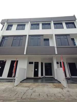 Rumah 3 lantai mewah siap huni belakang pelni kemayoran jakarta pusat lokasi di Kemayoran, tersedia melalui melalui situs Olx