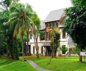 Rumah Cantik dengan Taman DalamLuar, Cocok untuk Keluarga lokasi di Bumi Serpong Damai, tersedia melalui melalui situs Olx