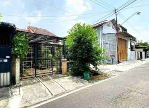 rumah cantik di perumahan peni Regency Mojosongo jebres solo lokasi di jebres, tersedia melalui melalui situs Lamudi