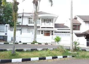 Rumah Cantik Strategis Siap Huni di Sayap Setrasari Pasteur lokasi di ",
          price: `200000000`,
          currency: `IDR`
    };


    let pageData = {
        viewPhoneModalField: , tersedia melalui melalui situs Lamudi