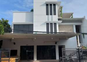 RUMAH DI PONDOK KOPI JAKARTA TIMUR lokasi di ",
          price: `11000000000`,
          currency: `IDR`
    };


    let pageData = {
        viewPhoneModalField: , tersedia melalui melalui situs Lamudi