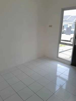 Rumah Dijual Cepat Diperum Modernland Tangerang Nempel Stasiun CIlejit lokasi di Jambe, tersedia melalui melalui situs Olx