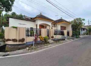 RUMAH HOOK BOROBUDUR LOWOKWARU MALANG lokasi di ",
          price: `1000000000`,
          currency: `IDR`
    };


    let pageData = {
        viewPhoneModalField: , tersedia melalui melalui situs Lamudi