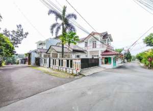 Rumah Hook LT 235 Akses Dekat Lippo Plaza Keboen Raya Bisa KPR J-30518 lokasi di ",
          price: `3430000000`,
          currency: `IDR`
    };


    let pageData = {
        viewPhoneModalField: , tersedia melalui melalui situs Lamudi