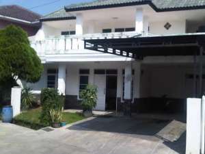 Rumah Istana Kawaluyaan dijual cepat 2 lantai terawat lokasi di Soekarno Hatta, tersedia melalui melalui situs Olx