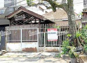 Rumah Jalan Pattimura, Klojen Malang, Selangkah ke RSSA, Dekat SMPK Hua Ind Sutomo, Frateran Celaket 21,SD Mardi wiyata 1,Row Jalan lebar lokasi di bunulrejo, tersedia melalui melalui situs Lamudi