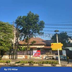 Rumah lama cocok untuk gedung perkantoran jl wahid hasyim sertifikat SHM lokasi sangat strategis hanya 10 menit ke jalan tamrin dan ke jalan Sudirman dan jarang ada yang luas 2106 meter , tersedia melalui melalui situs Rumah123