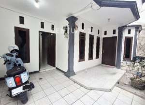 Rumah Lokasi Tenang Cocok Untuk Hunian Dan Strategis lokasi di johar-baru, tersedia melalui melalui situs Lamudi