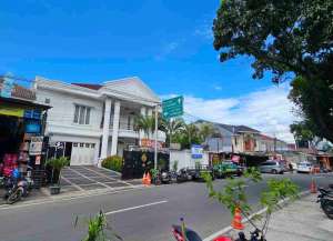Rumah megah tebet jaksel lokasi di tebet, tersedia melalui melalui situs Lamudi