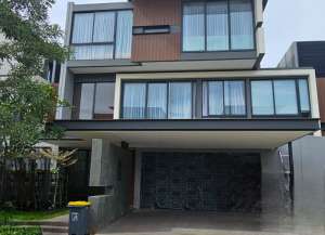 Rumah Mewah 3 Lantai Lyndon Navapark BSD City lokasi di ",
          price: `700000000`,
          currency: `IDR`
    };


    let pageData = {
        viewPhoneModalField: , tersedia melalui melalui situs Lamudi