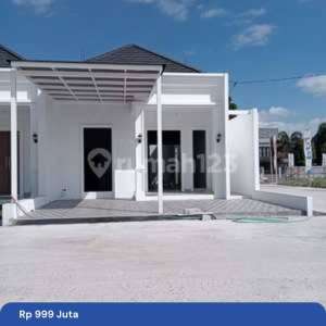 Rumah Mewah Lokasi Strategis 10 Menit Ke Tol Buah Btu Dan Stt Telkom , tersedia melalui melalui situs Rumah123