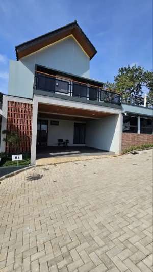 Rumah model. Jepang ada RooftopMezzanine akses 5menit ke Tol Desari lokasi di Pancoran Mas, tersedia melalui melalui situs Olx