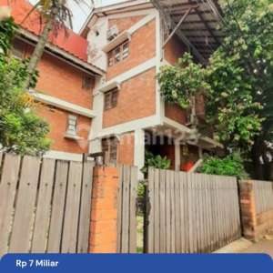 Rumah Modern Kontemporer Tanah Luas Lokasi Nyaman Dekat Pintu Tol , tersedia melalui melalui situs Rumah123