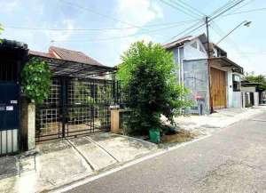 Rumah Second di Perumahan Pinggir Jln Utama di Mojosongo lokasi di jebres, tersedia melalui melalui situs Lamudi