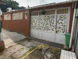 Rumah seken lokasi strategis di Peninggilan ,Ciledug lokasi di Ciledug, tersedia melalui melalui situs Olx