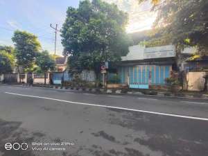 Rumah Terawat Pinggir Jalan Raya Selangkah Ke Alun-alun Purwokerto lokasi di Purwokerto Selatan, tersedia melalui melalui situs Olx