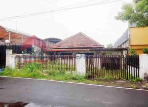 Rumah Tua hitung Tanah di Jalan Besar Lowokwaru, Cocok untuk kost2an, Guest House, Kantor atau Cafe lokasi di lowokwaru, tersedia melalui melalui situs Lamudi