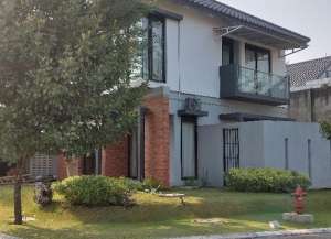 Sewa Rumah di Kamandaka Kota Baru Parahyangan,Bandung Mewah 2 Lantai Hook lokasi di ",
          price: `160000000`,
          currency: `IDR`
    };


    let pageData = {
        viewPhoneModalField: , tersedia melalui melalui situs Lamudi