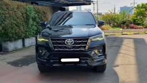 Jual bekas Toyota fortuner vrz gr sport 2022 hitam diesel,lokasi di 