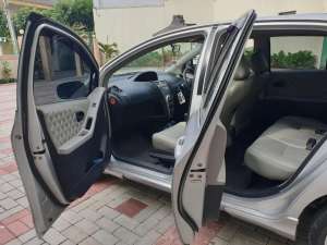 Jual bekas Toyota Yaris E 2011 low KM,lokasi di 