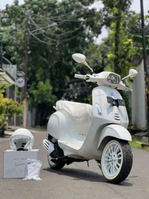 Jual bekas Vespa sprint justin bieber km 250 perakjb anniversary limited gts,lokasi di Kembangan