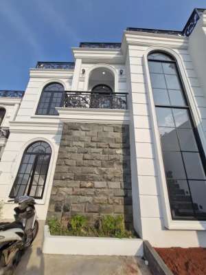 WAAH TERMEWAH RUMAH CLASSIC EROPA AKSES DEKET JALAN RAYA lokasi di Beji, tersedia melalui melalui situs Olx