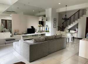 WATERPLACE Garden Mansion Feels Like HOME seberang PAKUWON Mall lokasi di Sambikerep, tersedia melalui melalui situs Olx