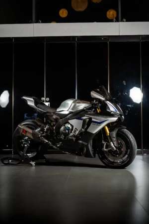 Jual bekas Yamaha YZF-R1M Silver Blue Carbon 2015 Mods Up To 200Jtan,lokasi di Cinere