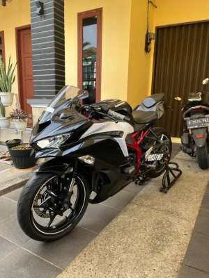 Jual bekas ZX 25 R ABS 2021 full paper,lokasi di Cempaka Putih