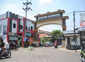 14. DIJUAL RUMAH REWWIN WARU SIDOARJO MURAH BU lokasi di ",
          price: `770000000`,
          currency: `IDR`
    };


    let pageData = {
        viewPhoneModalField: , tersedia melalui melalui situs Lamudi