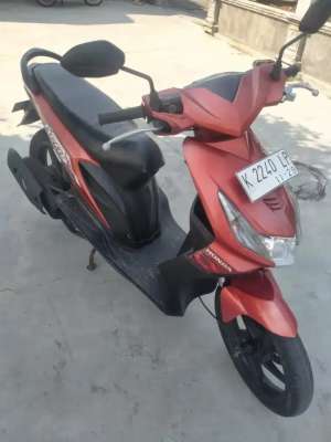 Jual bekas Beat 2009 Merah original irit mesin bagus halus,lokasi di Pasar Kliwon