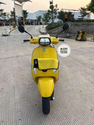 Jual bekas BU murah vespa s 125 yellow kuning surat lengkap km rendah,lokasi di Cipondoh