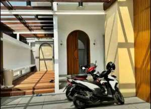 Butuh jual cepat rumah Kebonsari Elveka lokasi di ",
          price: `9000000000`,
          currency: `IDR`
    };


    let pageData = {
        viewPhoneModalField: , tersedia melalui melalui situs Lamudi