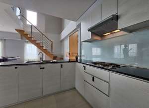 Dekat Puri Indah Mall, Lippo Mall, MNC TV, Disewakan Hunian 2 Lantai Eksklusif Maqna Residence Furnish Mewah, Fasilitas Kolam Renang Indoor, Gym lokasi di kebon-jeruk, tersedia melalui melalui situs Lamudi