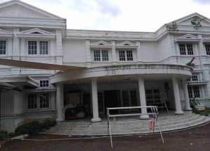 DI JUAL LAGI BU DIBAWAH NJOP RUMAH MEWAH DI KEMANG JAKARTA SELATAN lokasi di ",
          price: `158000000000`,
          currency: `IDR`
    };


    let pageData = {
        viewPhoneModalField: , tersedia melalui melalui situs Lamudi